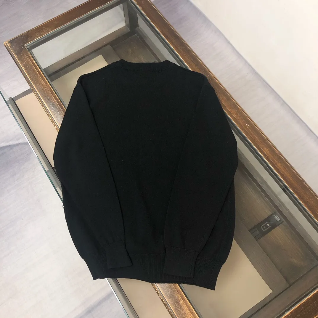 P190 STONE ISLAND 💥 Exclusive latest men's casual pullover knitted sweater ~ advanced customization, full of urban style, classic, simple and elegant round neck bottoming knitted sweater. Imported fabrics are soft and delicate, and are skin-friendly and comfortable to wear. A basic foundation is indispensable for men's wardrobes. They can be used to match various clothing anytime and anywhere to meet your daily needs. The design of the clothes is very simple, embellished with unique compass logo embroidery, fashionable and versatile⚠️⚠️✨✨A must-have item for men! All three standards are complete! Color: black, off-white, gray Size: M-3XL (please state your height and weight when placing an order)